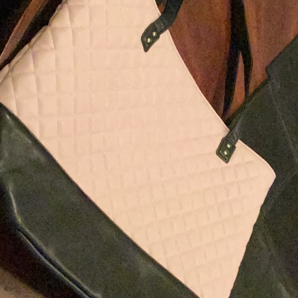 Betsey Johnson Tote Bag black and Pink, inside pockets and zipper. - Picture 9 of 10